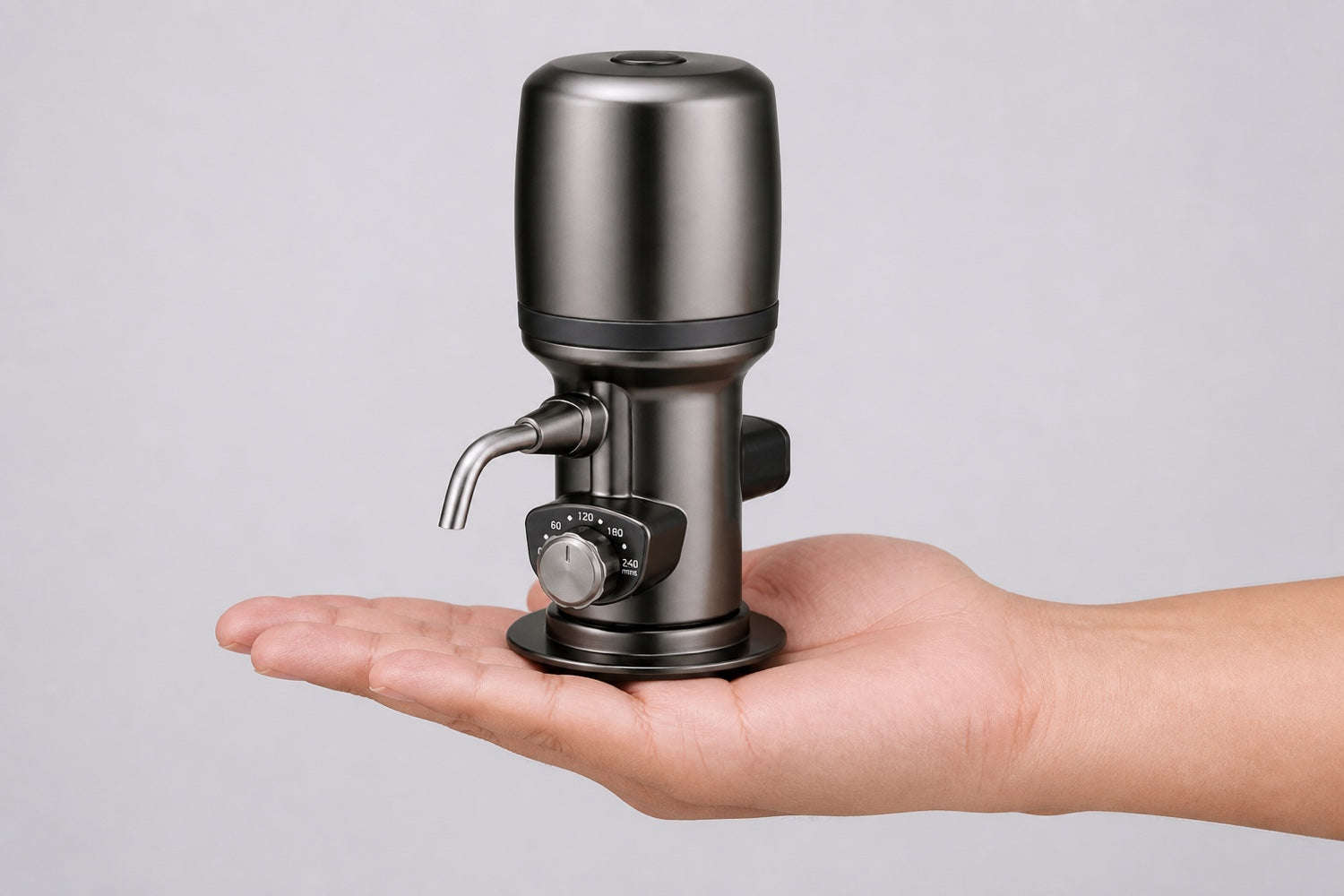 手のひらに載せた本体。350ml缶を少し大きくしたくらいの大きさ